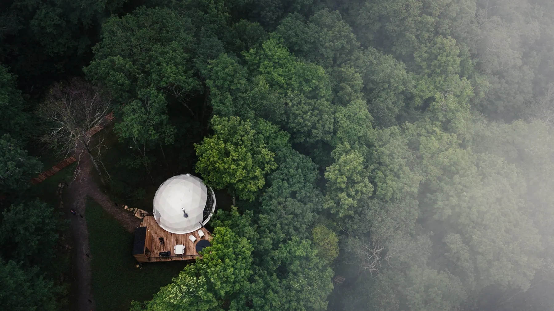 Un dôme dans la brume, vu du ciel