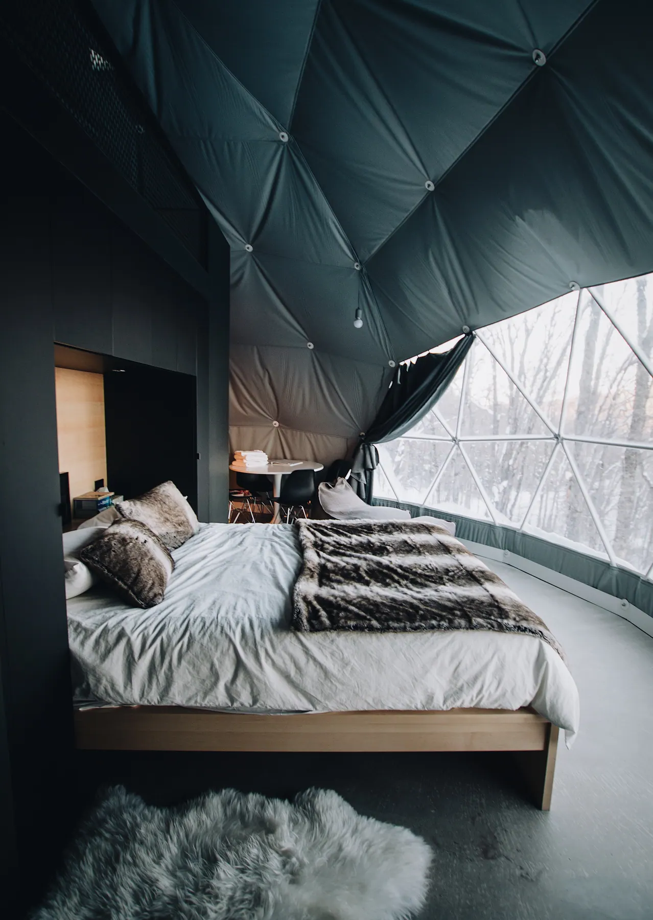 Le lit face à la fenêtre, en hiver